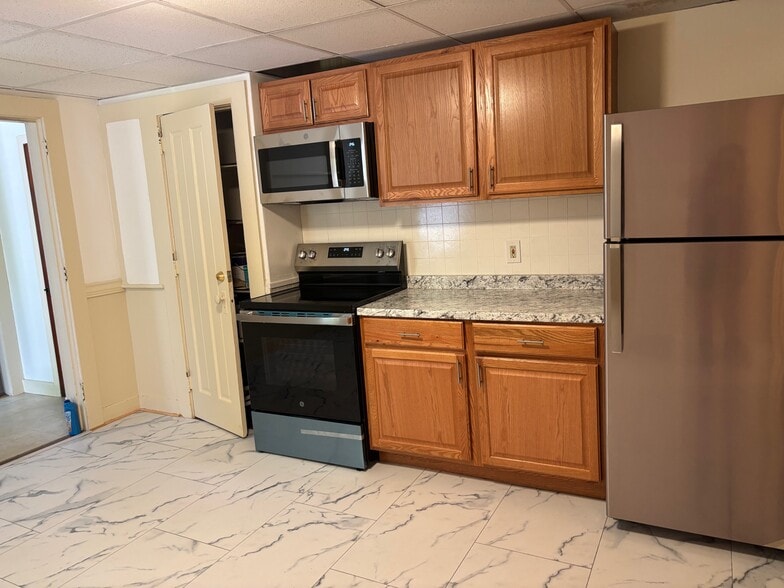 Building Photo - 338 Highland St