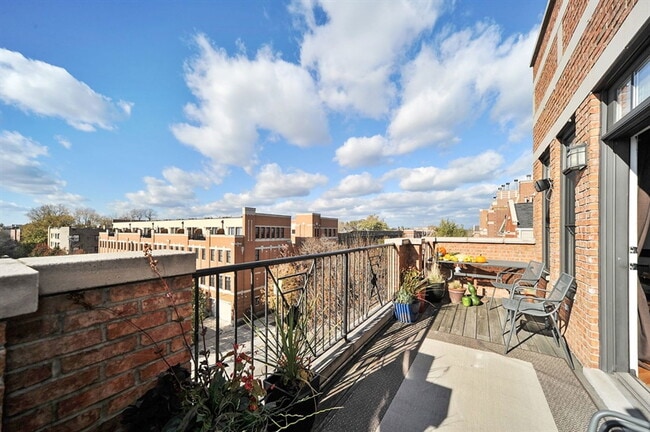 Building Photo - 3829 N Southport Ave