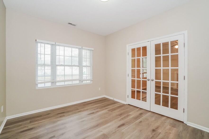 Building Photo - 807 Summerville Dr