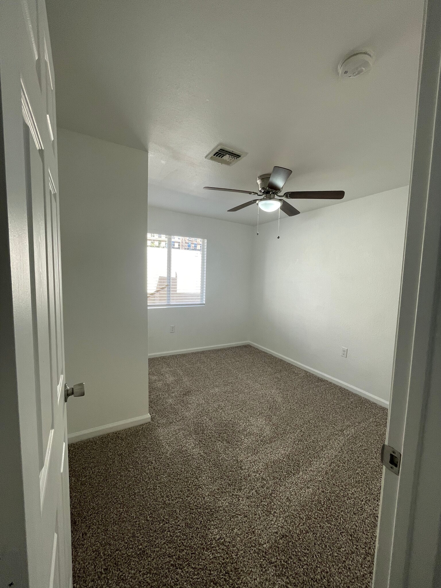 Building Photo - 1529 E Sunnyside Dr