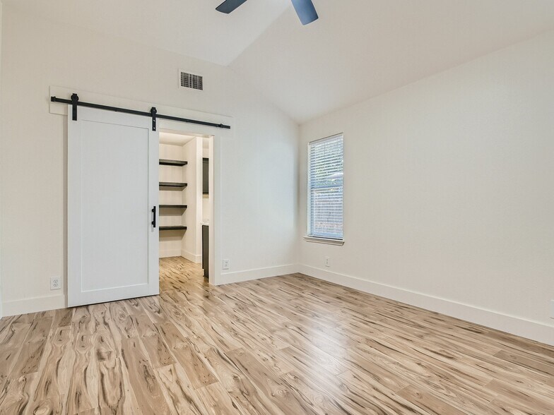 Building Photo - 116 Meadowside Dr