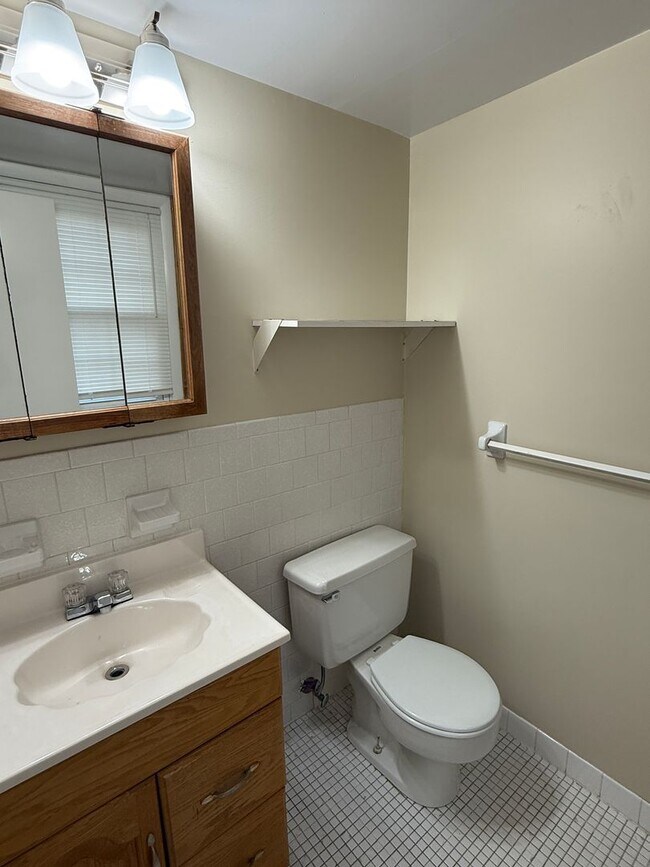 Building Photo - Third-Floor 2BR/1.5BA Condo Near I-695