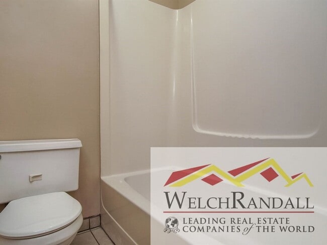 Building Photo - Your Roy Condo Retreat – 2 Bed, 1 Bath, Mo...
