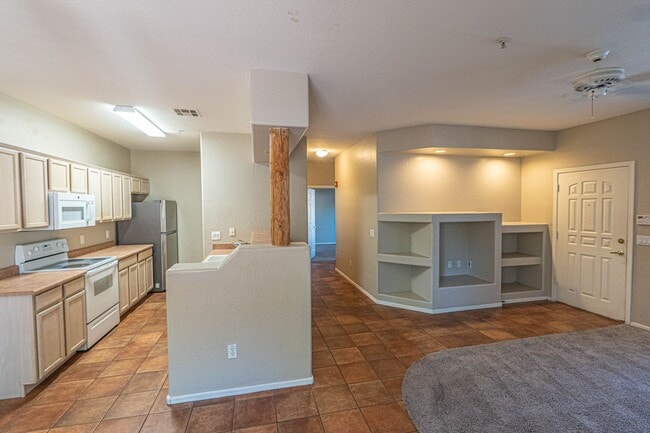 Building Photo - Spacious 2 Bed / 2 Bath Condo in Prime Cha...