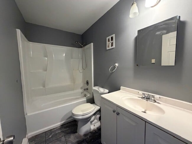 Building Photo - Newly renovated Town House for Rent 3Br / 2 Ba Section 8 Welcome !