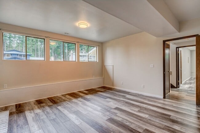 Building Photo - Spacious 4-Bedroom Home with Modern Upgrad...
