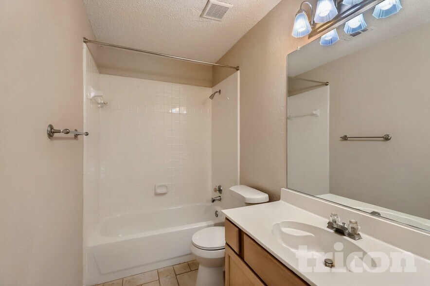 Building Photo - 3409 Bradford Dr