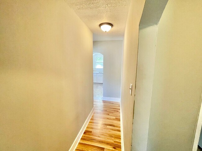 Building Photo - Freshly renovated 3 Bed 1 Bath Home Near UNCG!