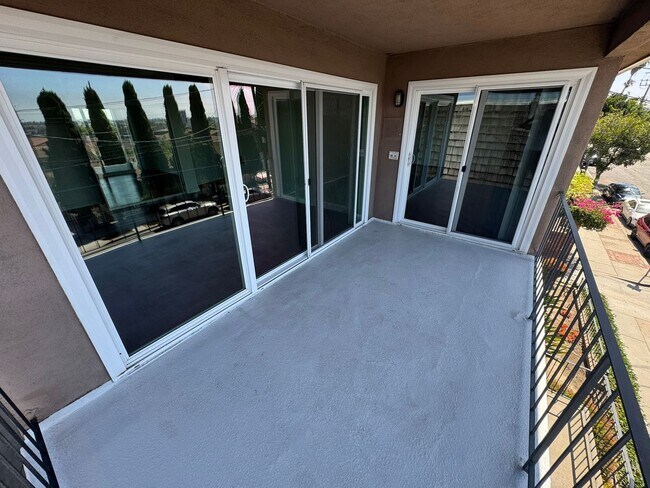 Building Photo - 1073R
