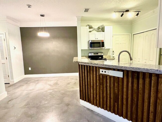 Building Photo - 8842 Villa View Cir