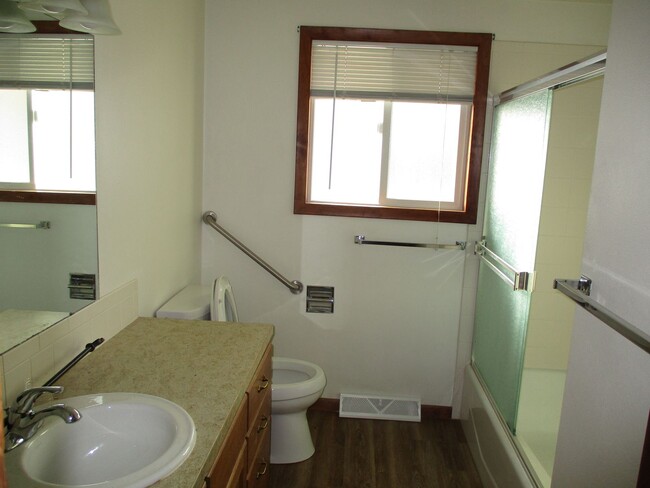 Building Photo - Beautiful 3 Bedroom, 1 Bath Ranch in Lovel...