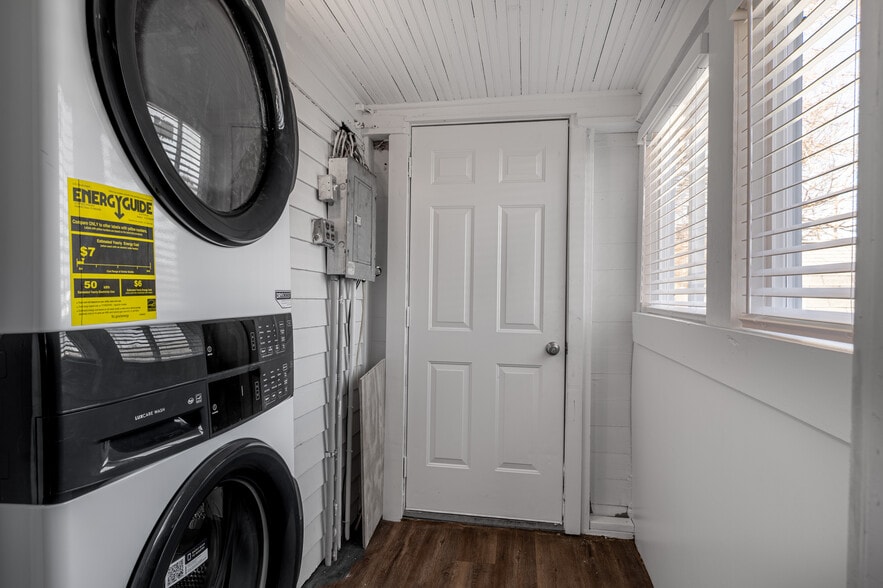 Building Photo - 410 E Beecher St