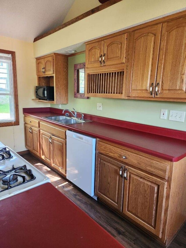 Kitchen - 811 W Peck St