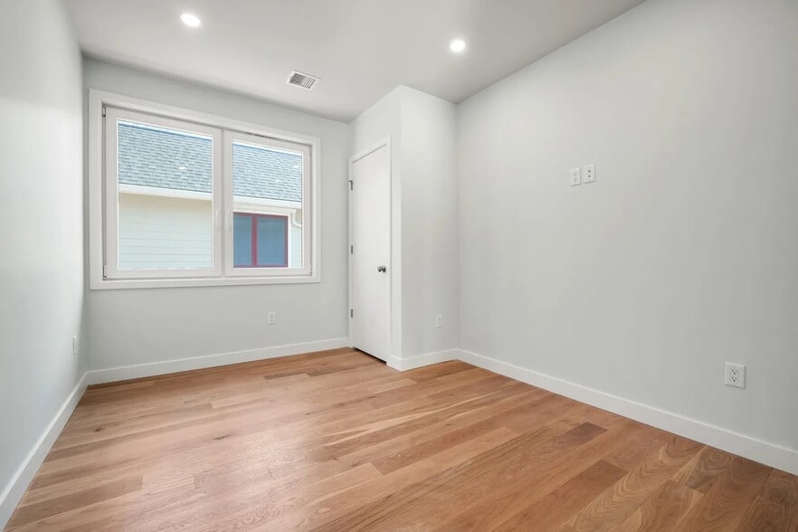 Building Photo - 147 Grampian Way