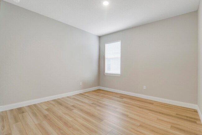 Building Photo - 6545 Cloverdale Ave