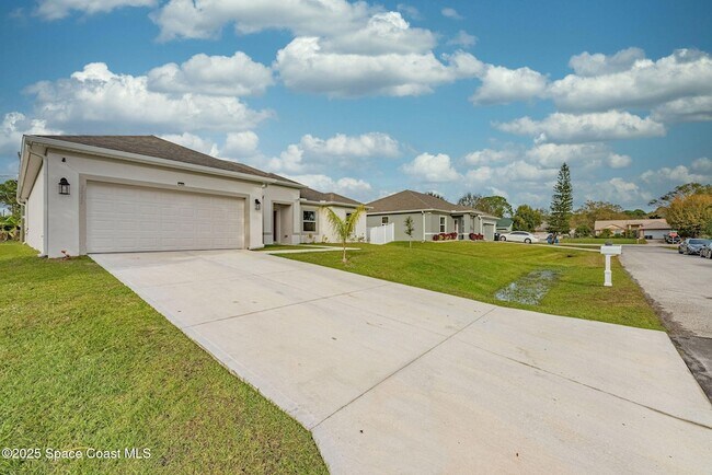 Building Photo - 1717 Dalroy St NW