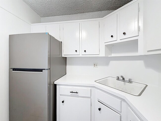 Building Photo - 5208 NE 24th Terrace