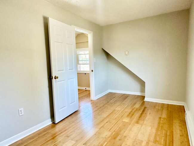 Building Photo - 4 Bed + 2 Bath - Screened in Porch! Pets W...