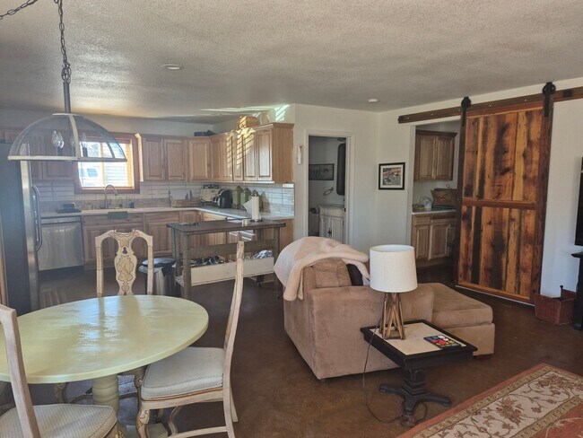 Building Photo - 614 S Canyon Rd