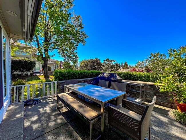 Building Photo - Luxury Living in one of Napa Valley's Most Prestigious Gated Commmunities