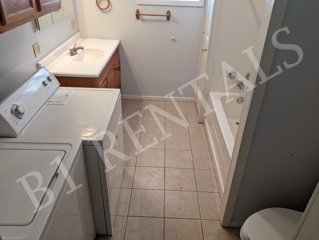 Building Photo - 712 Summit St