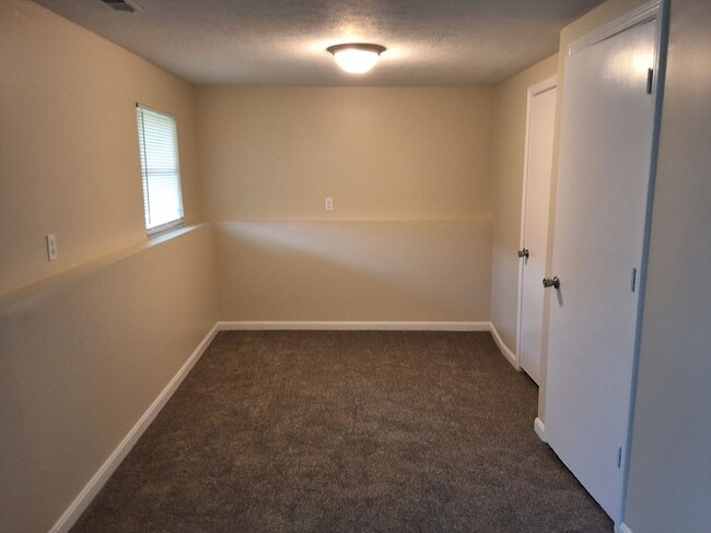 Building Photo - Cozy 2 Bed 1.5 Bath Duplex