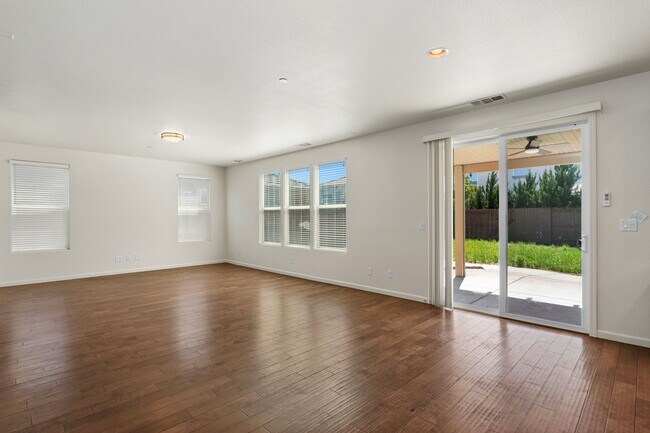 Building Photo - Gorgeous home in Roseville!