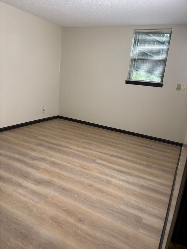 Building Photo - 2 bedroom 2 bath in quiet SW Neighborhood