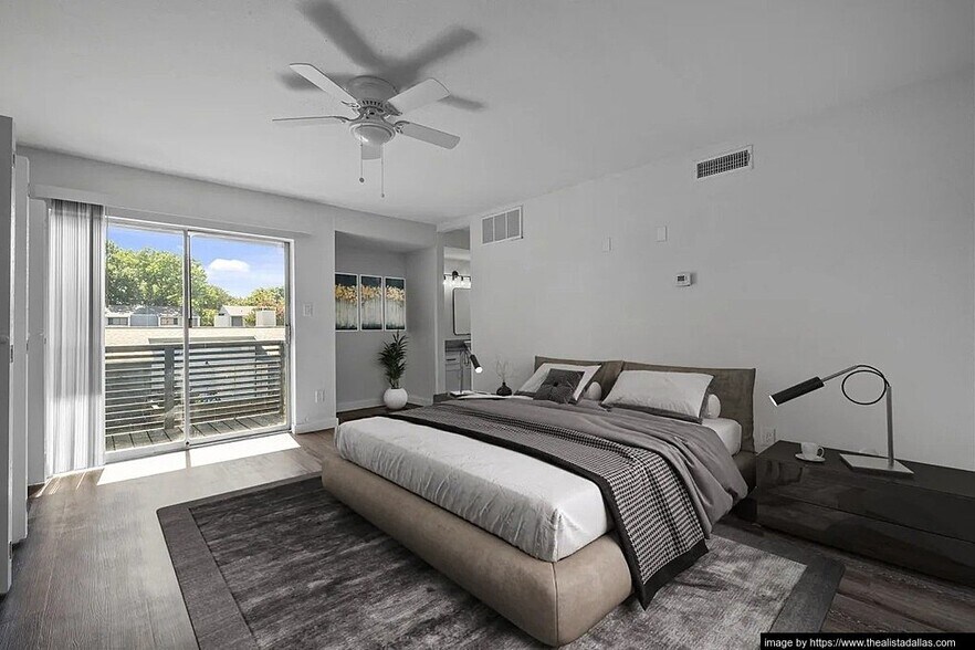 Building Photo - 10028 Royal Ln