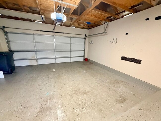 Building Photo - Spacious 3-Bed, 2-Bath Townhome in Ka Maka...