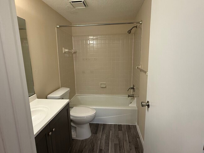 Building Photo - 2528 Birchview Ln