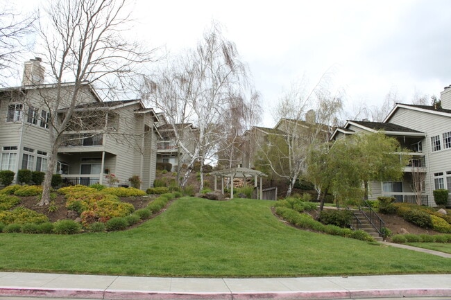 Building Photo - GORGEOUS AND SERENE Private 2BD/2BA Pleasa...