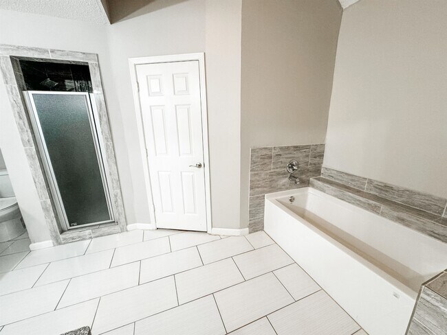 Building Photo - 3945 Windyke Dr