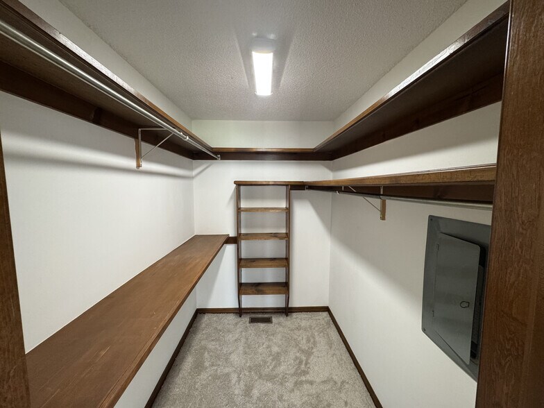 Building Photo - 7108 S Indianapolis Ave