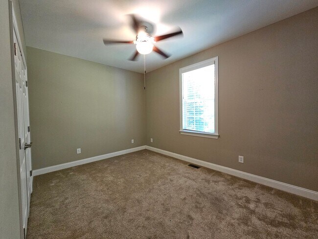 Building Photo - NEW LISTING!!!!!