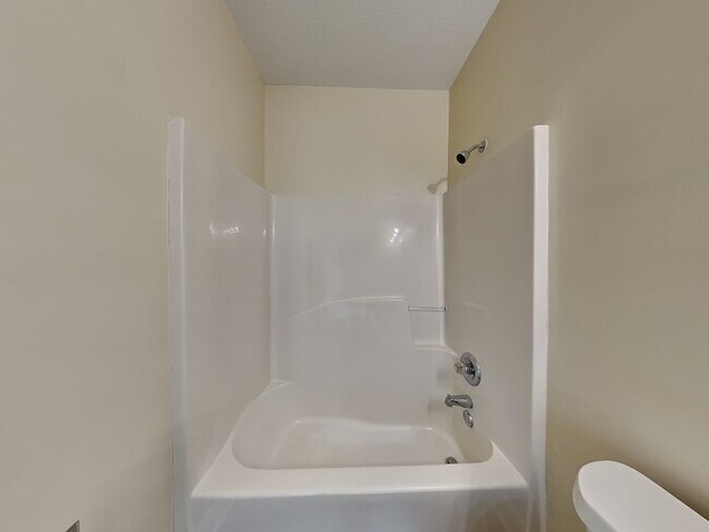 Building Photo - Beautiful 6 Bedroom Home located in Hampton!