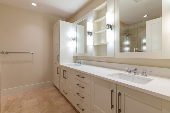 Large dual vanity in primary bath - 601 N Fairfax St