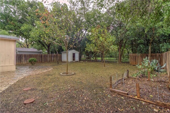 Building Photo - 607 E 15th St