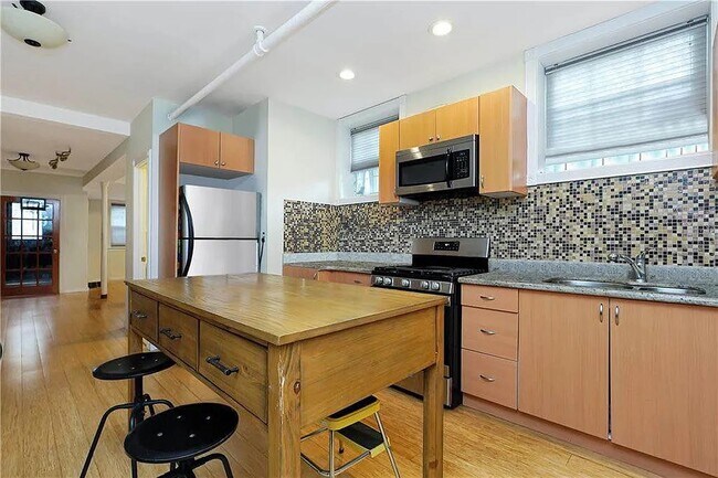 Building Photo - 67 Seeley St