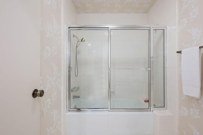 Main bathroom Shower/tub - 2604 N Whitewater Club Dr