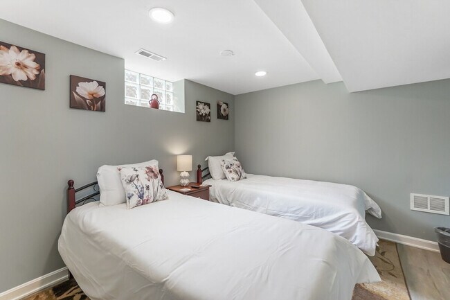 Building Photo - 5305 N Harlem Ave