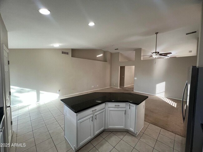 Building Photo - 13709 W Cottonwood St