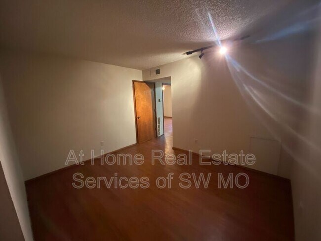 Building Photo - 2862 S Rogers Ave