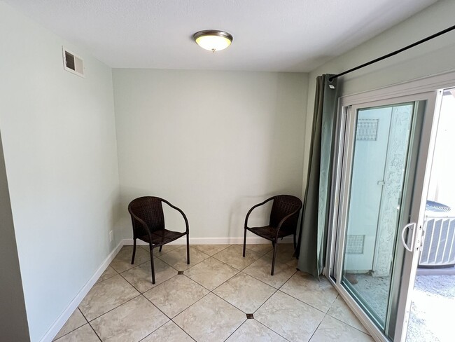 Building Photo - Fantastic 3 Bed 1.5 Bath End Unit Townhome in Orange!