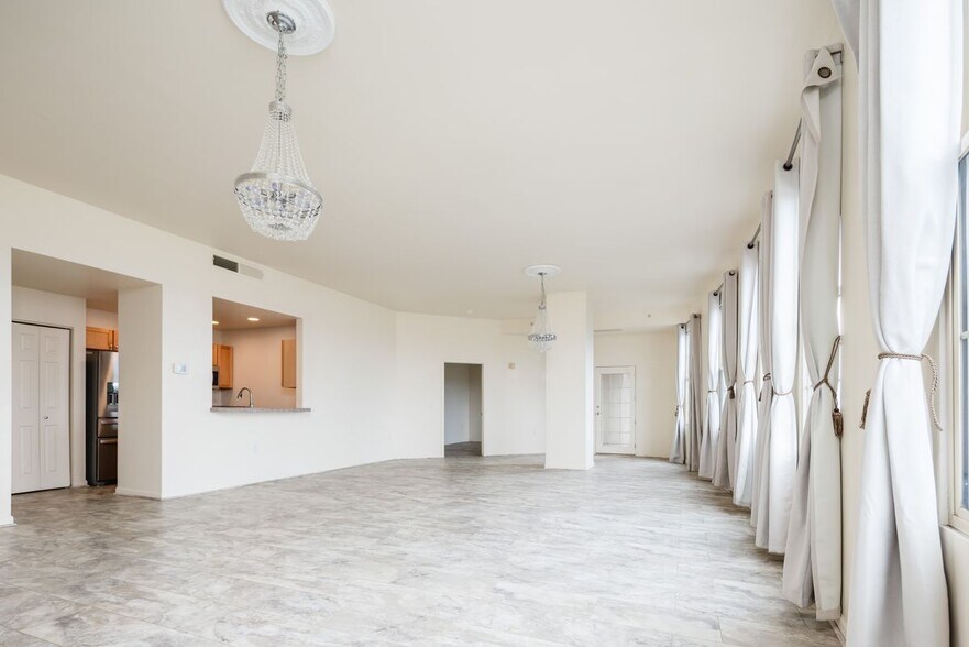 Building Photo - 475 W 12th Ave