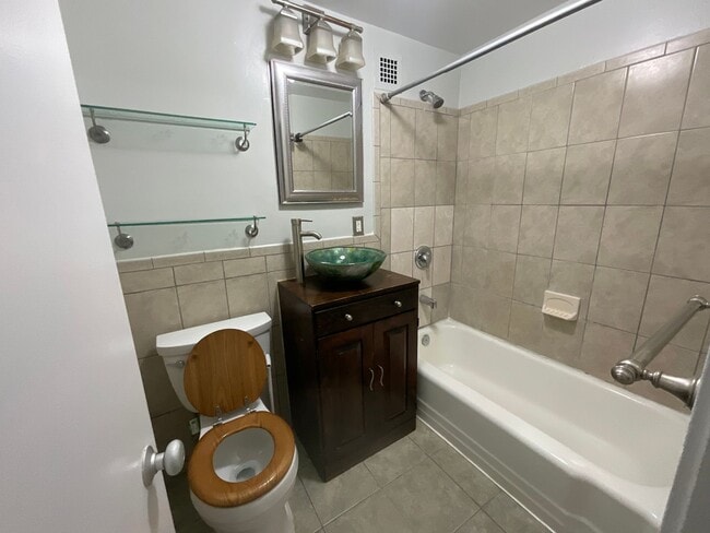 Building Photo - Spacious RiverPark 1 bedroom located near ...