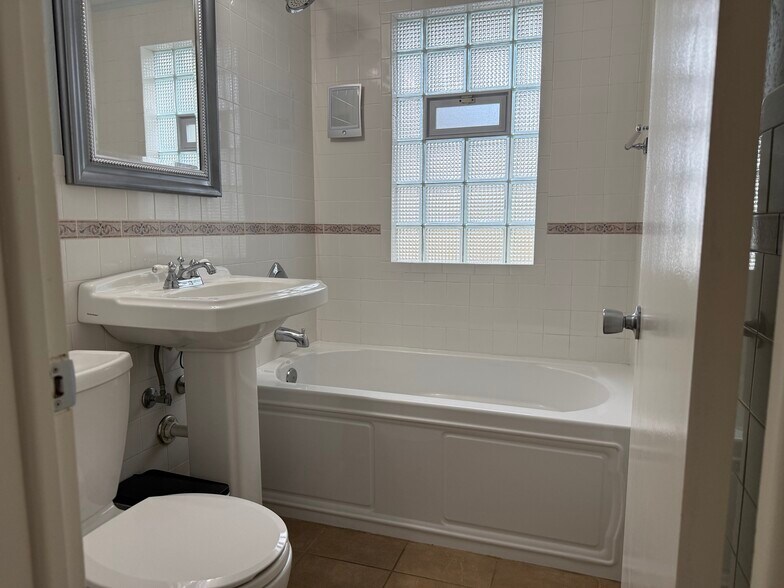 Main Floor Bath - 818 Wyoming Pl NE