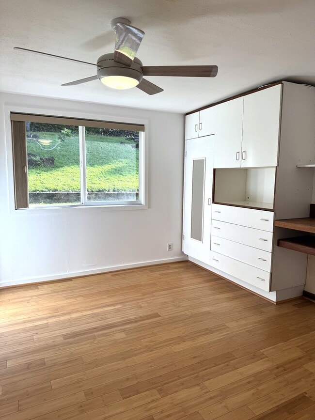 Building Photo - Aina Haina - Renovated 4 bedroom, 2 bath single family home