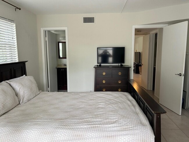 Building Photo - 1220 NE 3rd St