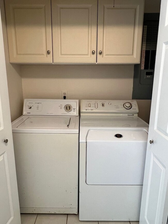 Building Photo - First Floor Forest Gardens - Walk to Beach!